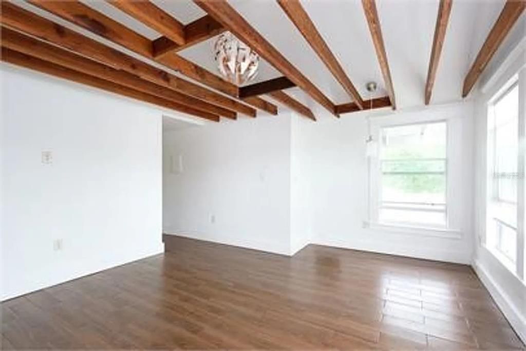 Active With Contract: $1,995 (2 beds, 1 baths, 2552 Square Feet)