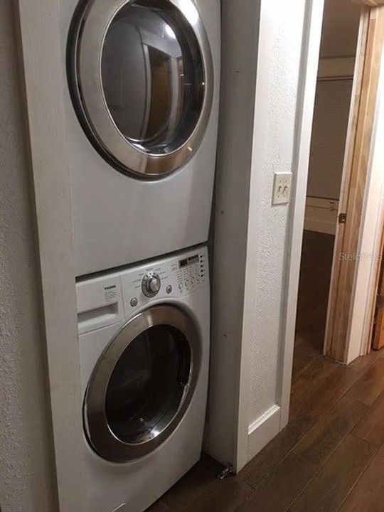 Active With Contract: $1,995 (2 beds, 1 baths, 2552 Square Feet)