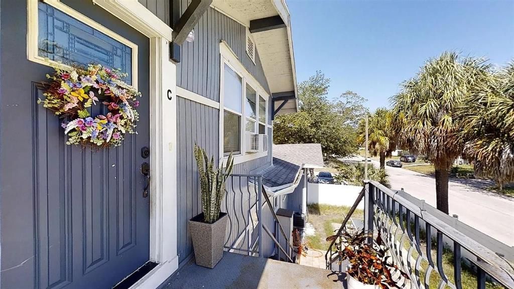 Active With Contract: $1,995 (2 beds, 1 baths, 2552 Square Feet)