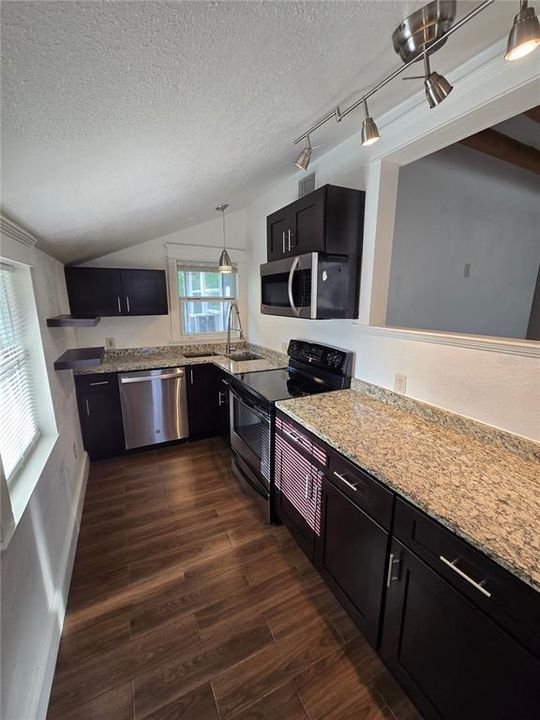 Active With Contract: $1,995 (2 beds, 1 baths, 2552 Square Feet)