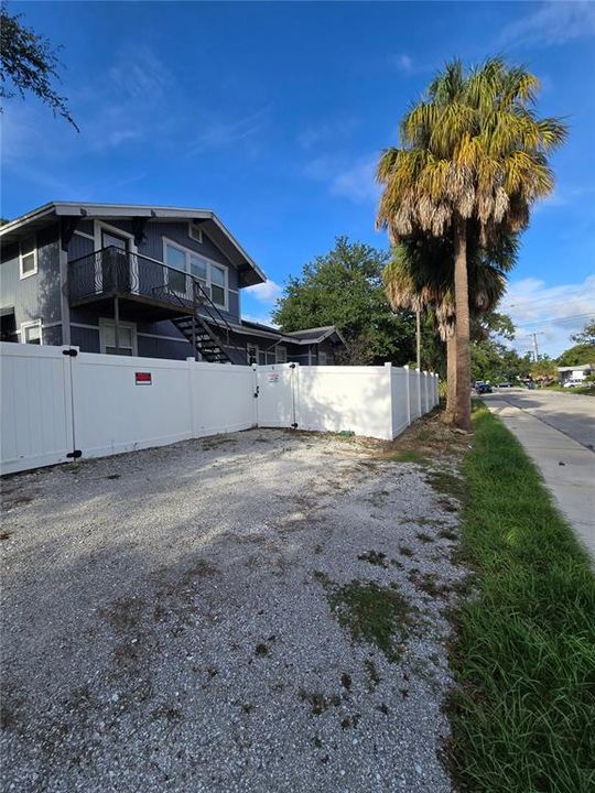 Active With Contract: $1,995 (2 beds, 1 baths, 2552 Square Feet)