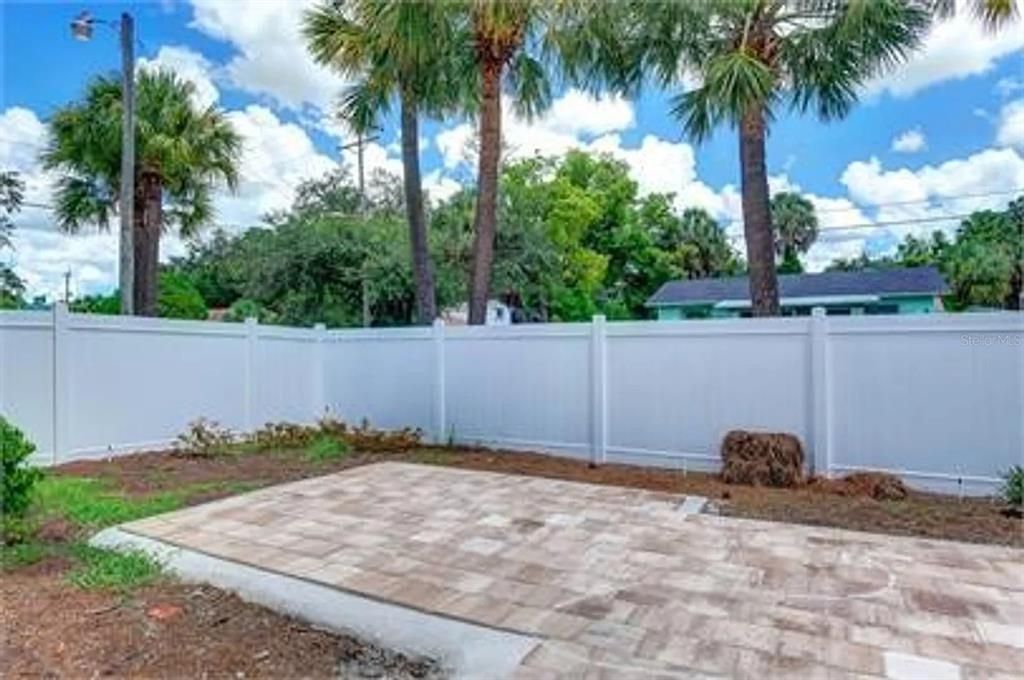 Active With Contract: $1,995 (2 beds, 1 baths, 2552 Square Feet)