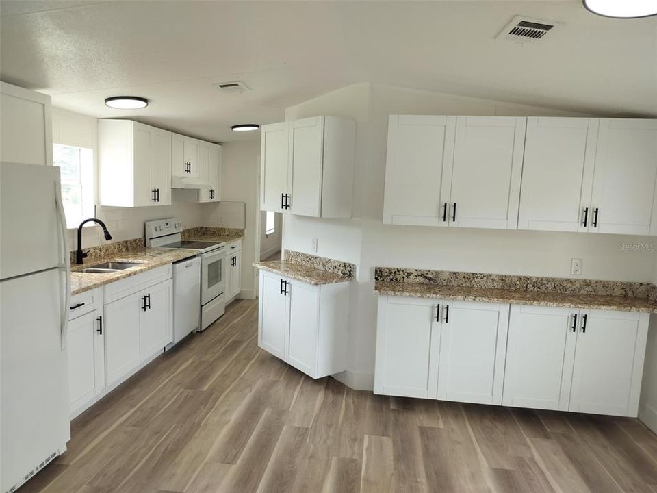 For Sale: $237,900 (3 beds, 2 baths, 1216 Square Feet)