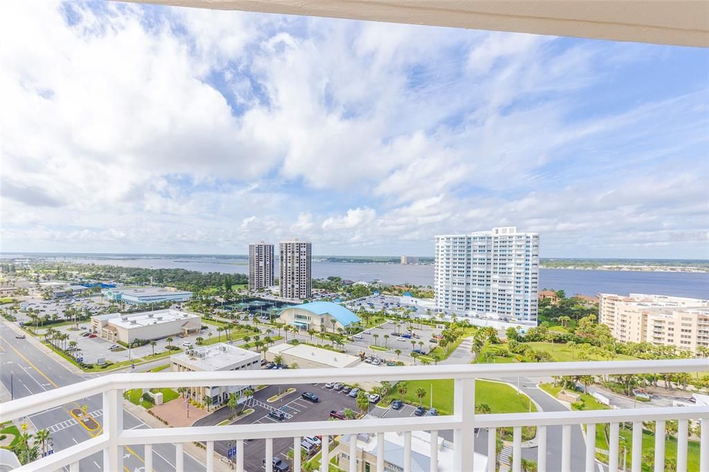 Active With Contract: $389,900 (3 beds, 2 baths, 1668 Square Feet)