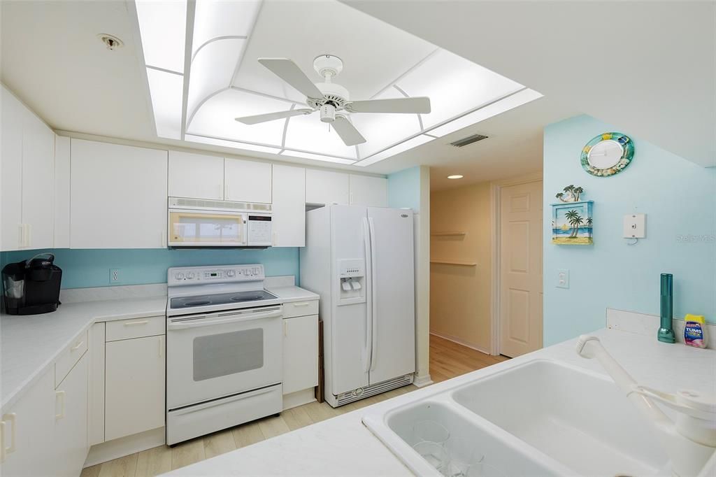 Active With Contract: $389,900 (3 beds, 2 baths, 1668 Square Feet)