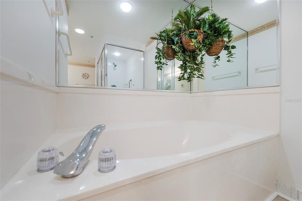 Active With Contract: $389,900 (3 beds, 2 baths, 1668 Square Feet)