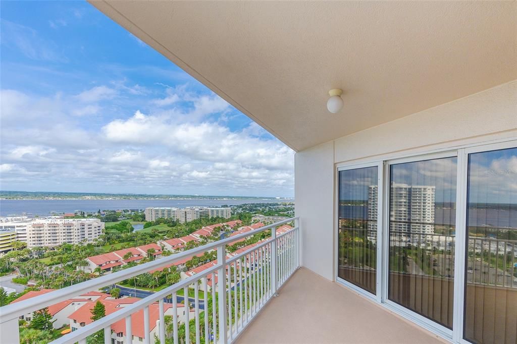 Active With Contract: $389,900 (3 beds, 2 baths, 1668 Square Feet)