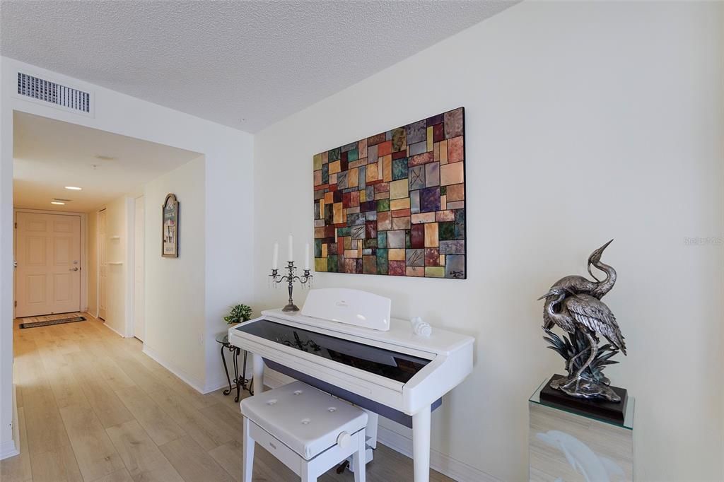 Active With Contract: $389,900 (3 beds, 2 baths, 1668 Square Feet)