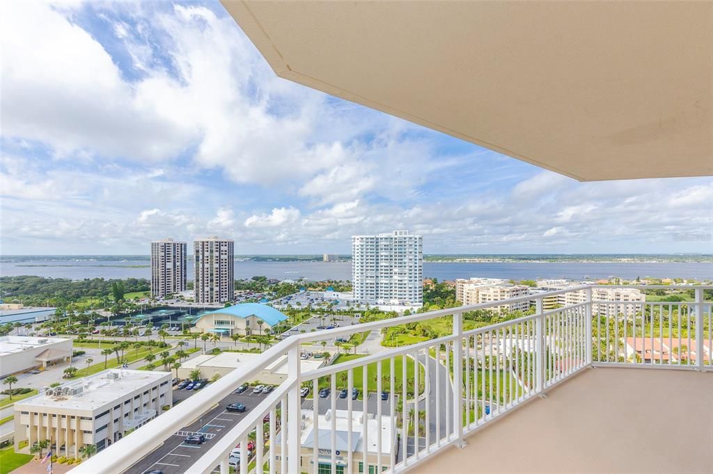 Active With Contract: $389,900 (3 beds, 2 baths, 1668 Square Feet)