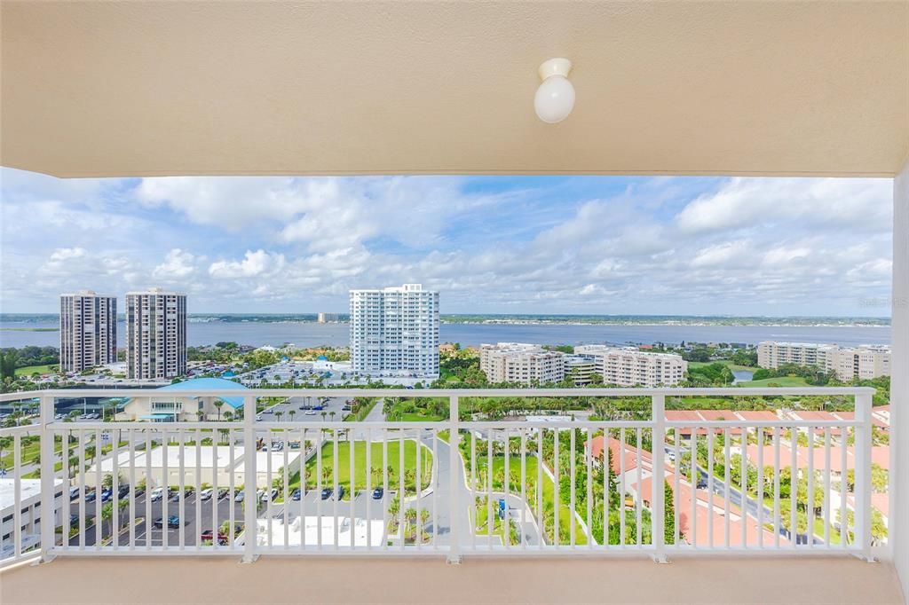 Active With Contract: $389,900 (3 beds, 2 baths, 1668 Square Feet)