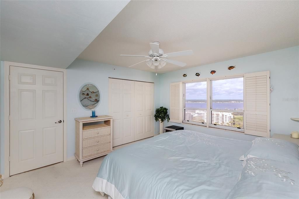 Active With Contract: $389,900 (3 beds, 2 baths, 1668 Square Feet)