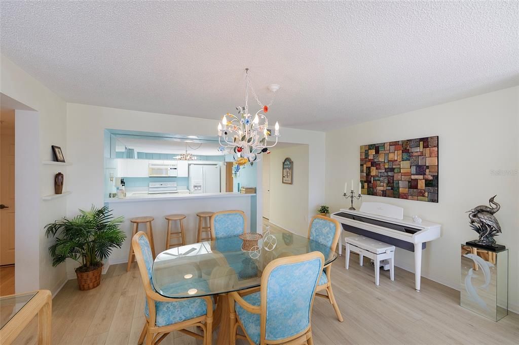 Active With Contract: $389,900 (3 beds, 2 baths, 1668 Square Feet)