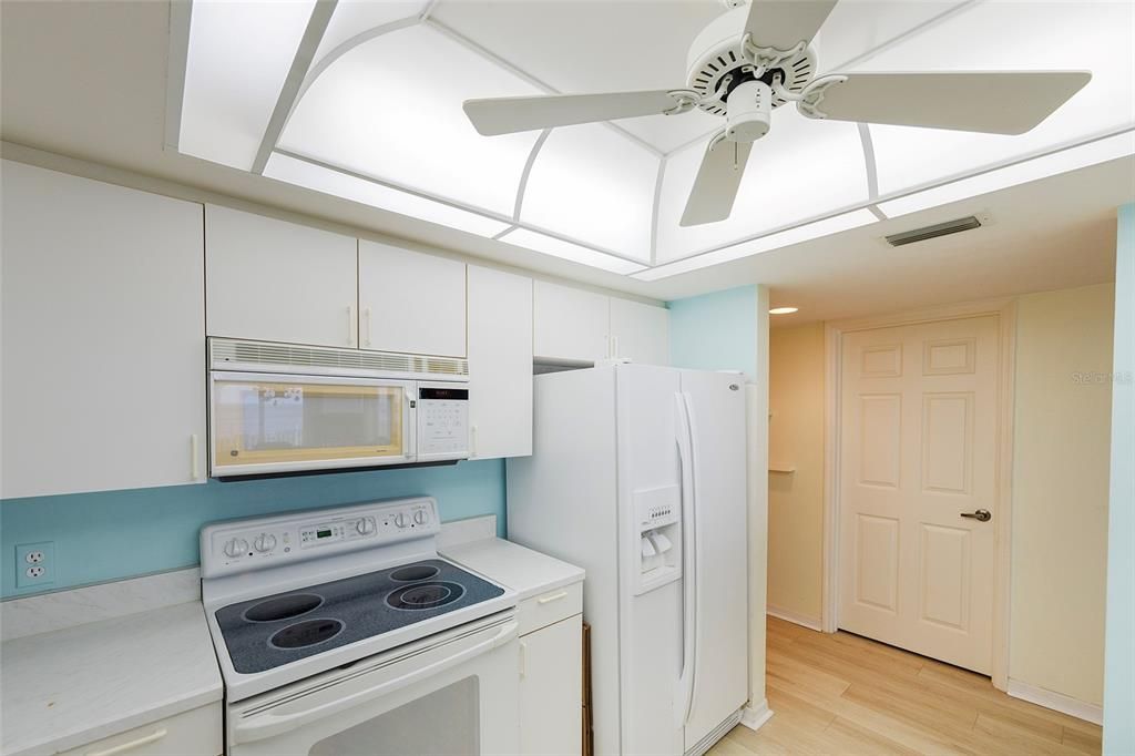 Active With Contract: $389,900 (3 beds, 2 baths, 1668 Square Feet)