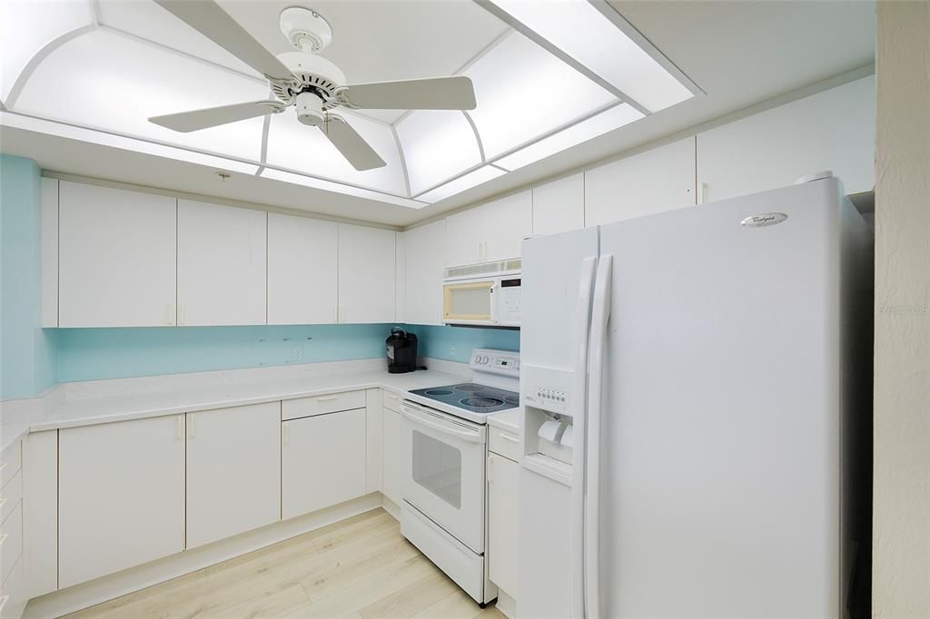 Active With Contract: $389,900 (3 beds, 2 baths, 1668 Square Feet)