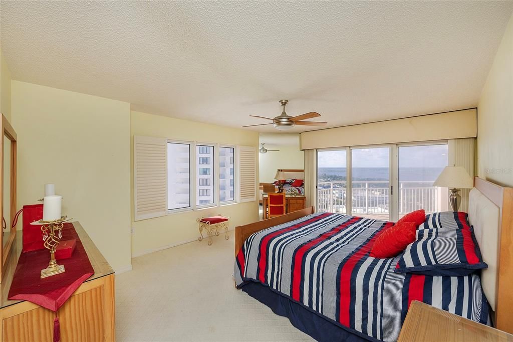 Active With Contract: $389,900 (3 beds, 2 baths, 1668 Square Feet)