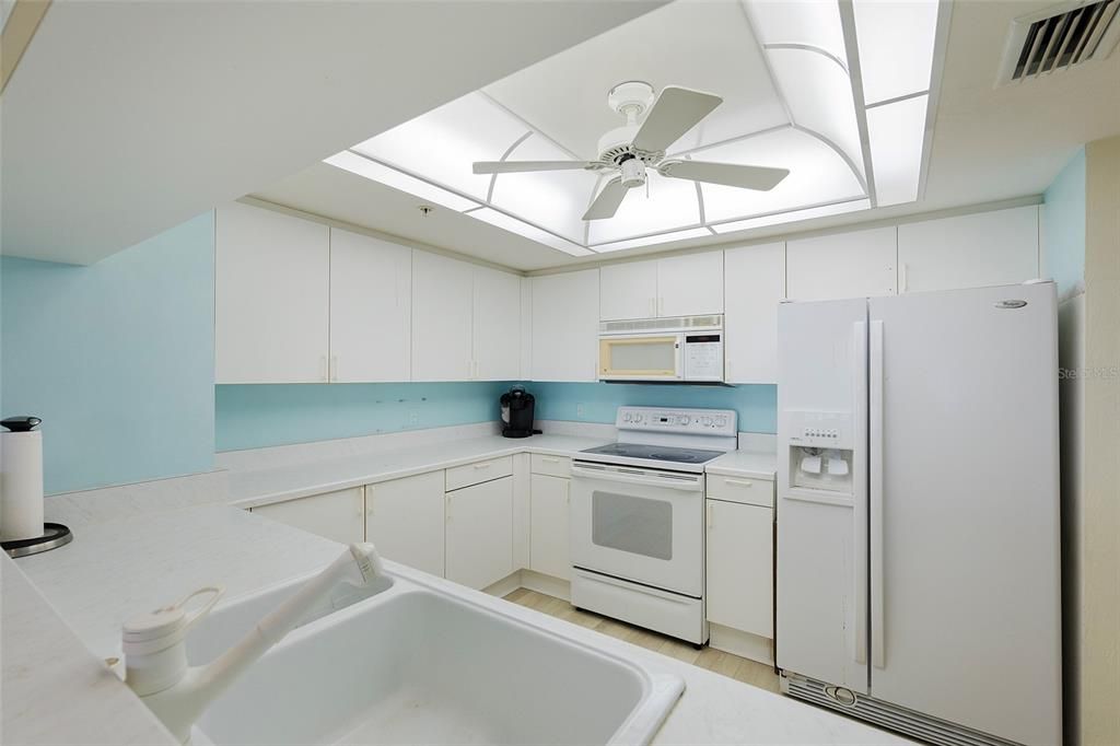 Active With Contract: $389,900 (3 beds, 2 baths, 1668 Square Feet)