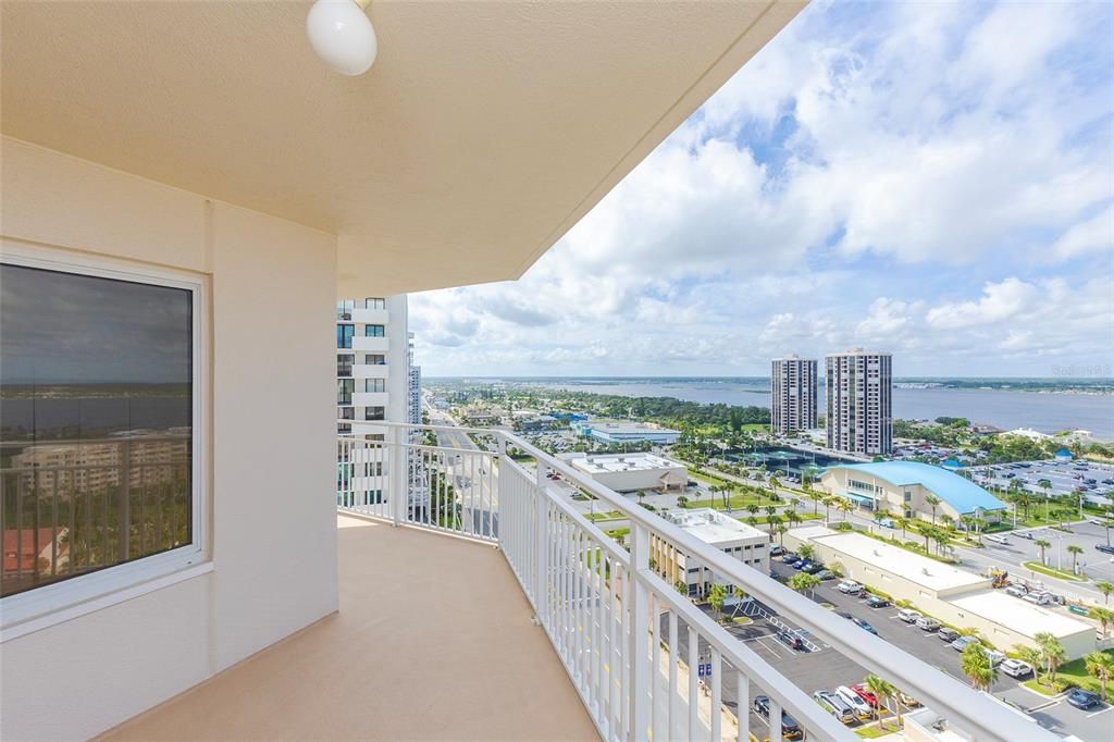 Active With Contract: $389,900 (3 beds, 2 baths, 1668 Square Feet)