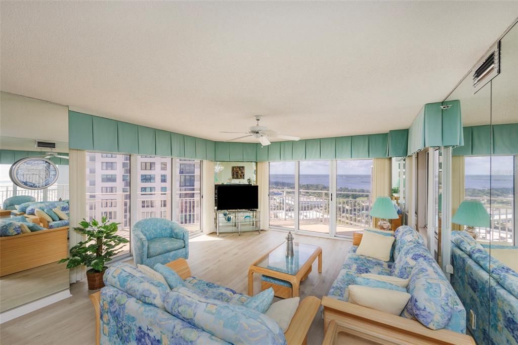 Active With Contract: $389,900 (3 beds, 2 baths, 1668 Square Feet)