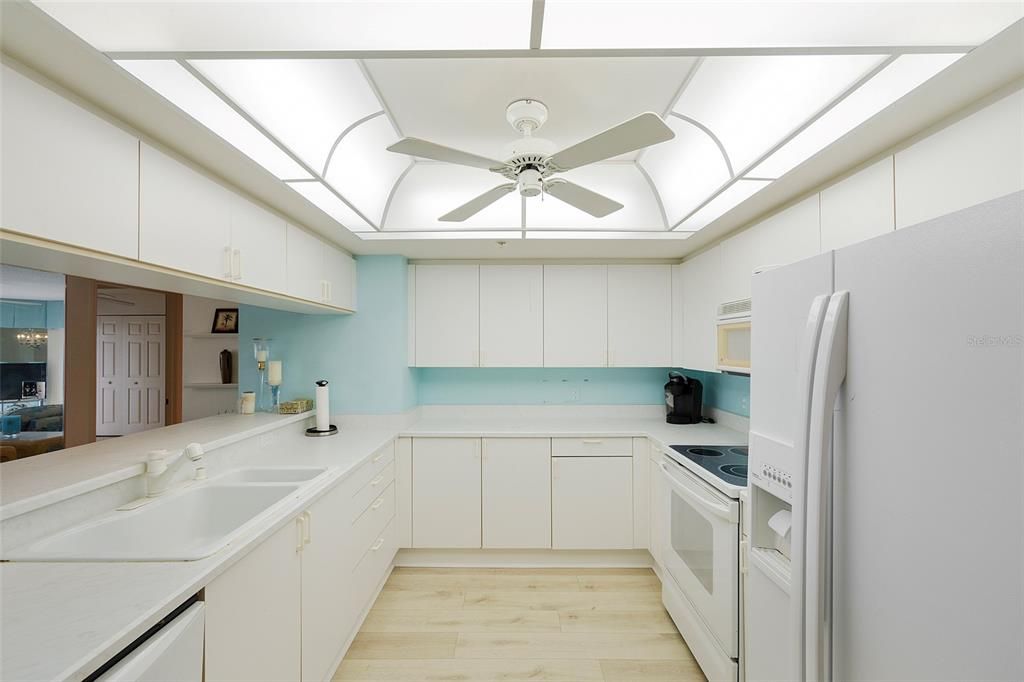 Active With Contract: $389,900 (3 beds, 2 baths, 1668 Square Feet)