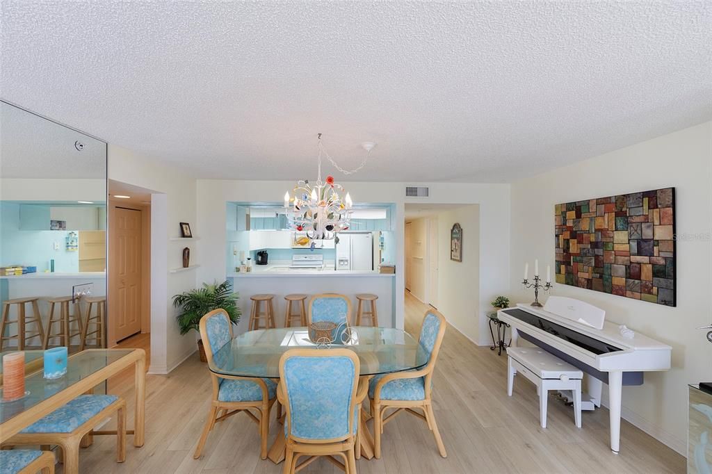 Active With Contract: $389,900 (3 beds, 2 baths, 1668 Square Feet)