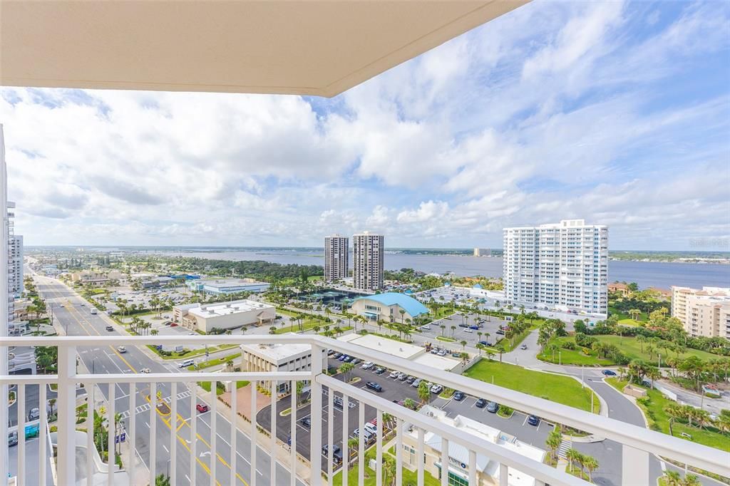 Active With Contract: $389,900 (3 beds, 2 baths, 1668 Square Feet)