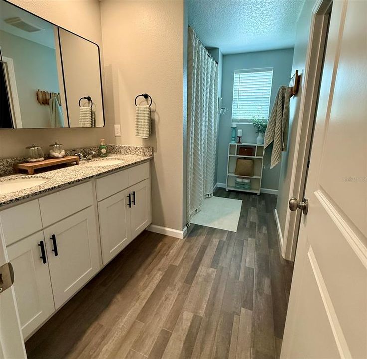 Activo con contrato: $359,900 (4 camas, 3 baños, 1952 Pies cuadrados)