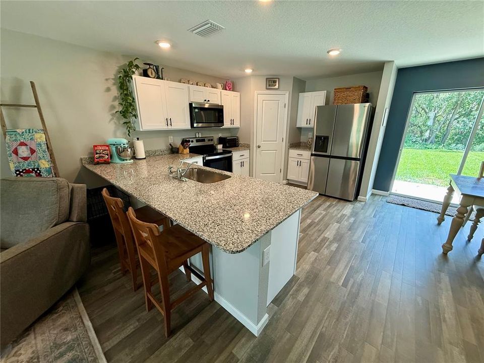 Activo con contrato: $359,900 (4 camas, 3 baños, 1952 Pies cuadrados)