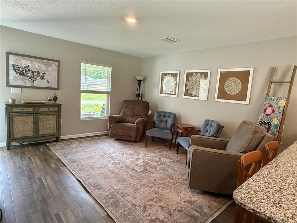 Activo con contrato: $359,900 (4 camas, 3 baños, 1952 Pies cuadrados)