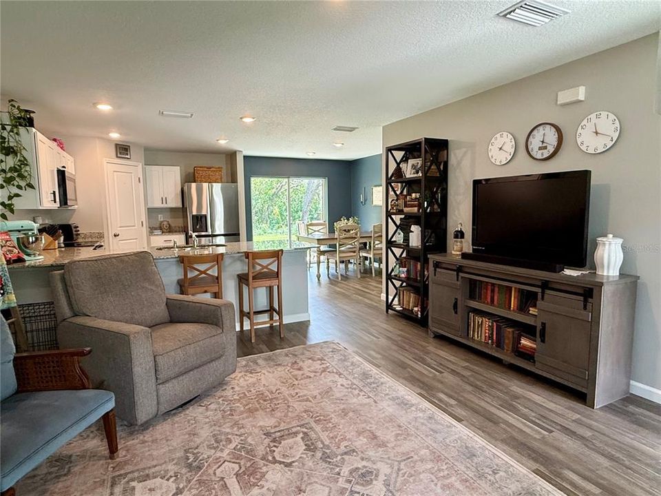 Activo con contrato: $359,900 (4 camas, 3 baños, 1952 Pies cuadrados)