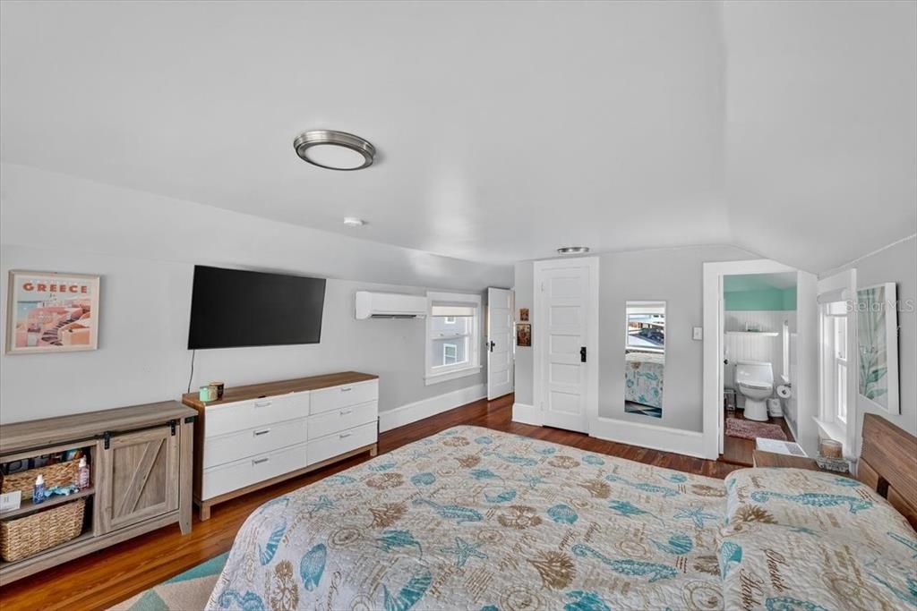 Active With Contract: $895,000 (6 beds, 5 baths, 3603 Square Feet)