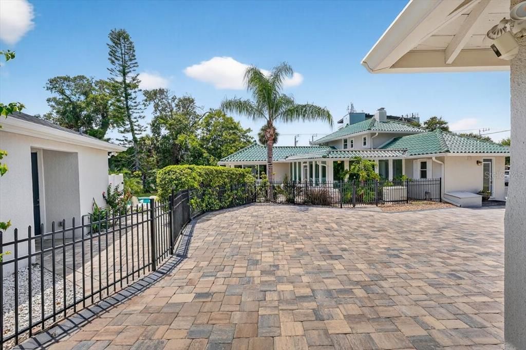 Active With Contract: $895,000 (6 beds, 5 baths, 3603 Square Feet)