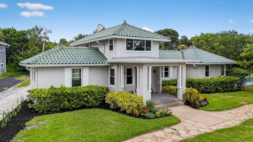 Active With Contract: $895,000 (6 beds, 5 baths, 3603 Square Feet)