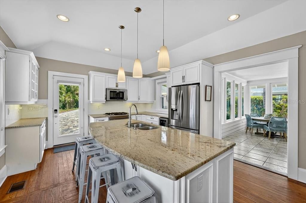 Active With Contract: $895,000 (6 beds, 5 baths, 3603 Square Feet)