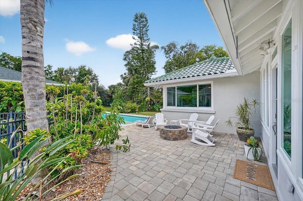 Active With Contract: $895,000 (6 beds, 5 baths, 3603 Square Feet)