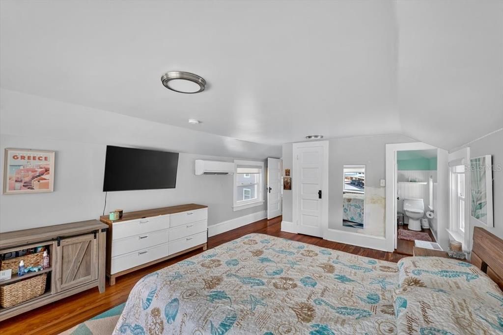 Active With Contract: $895,000 (6 beds, 5 baths, 3603 Square Feet)