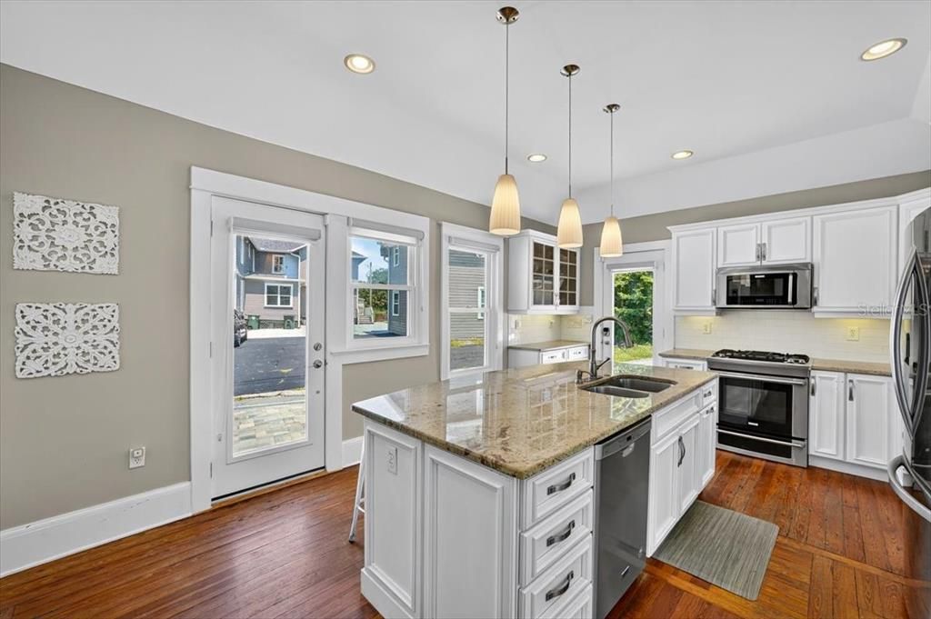 Active With Contract: $895,000 (6 beds, 5 baths, 3603 Square Feet)