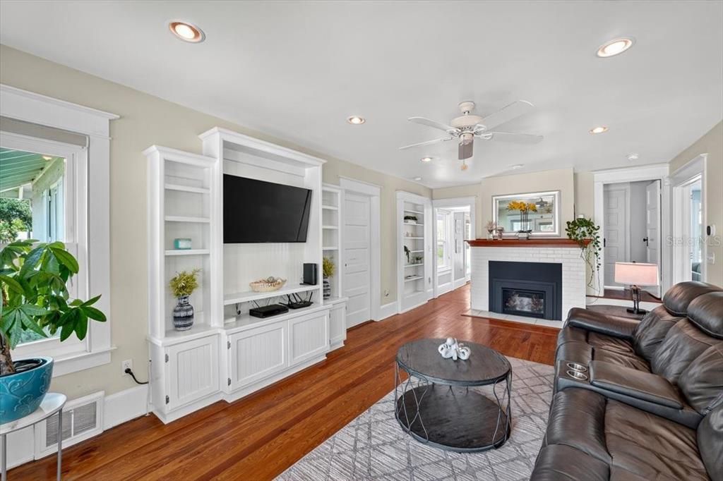 Active With Contract: $895,000 (6 beds, 5 baths, 3603 Square Feet)