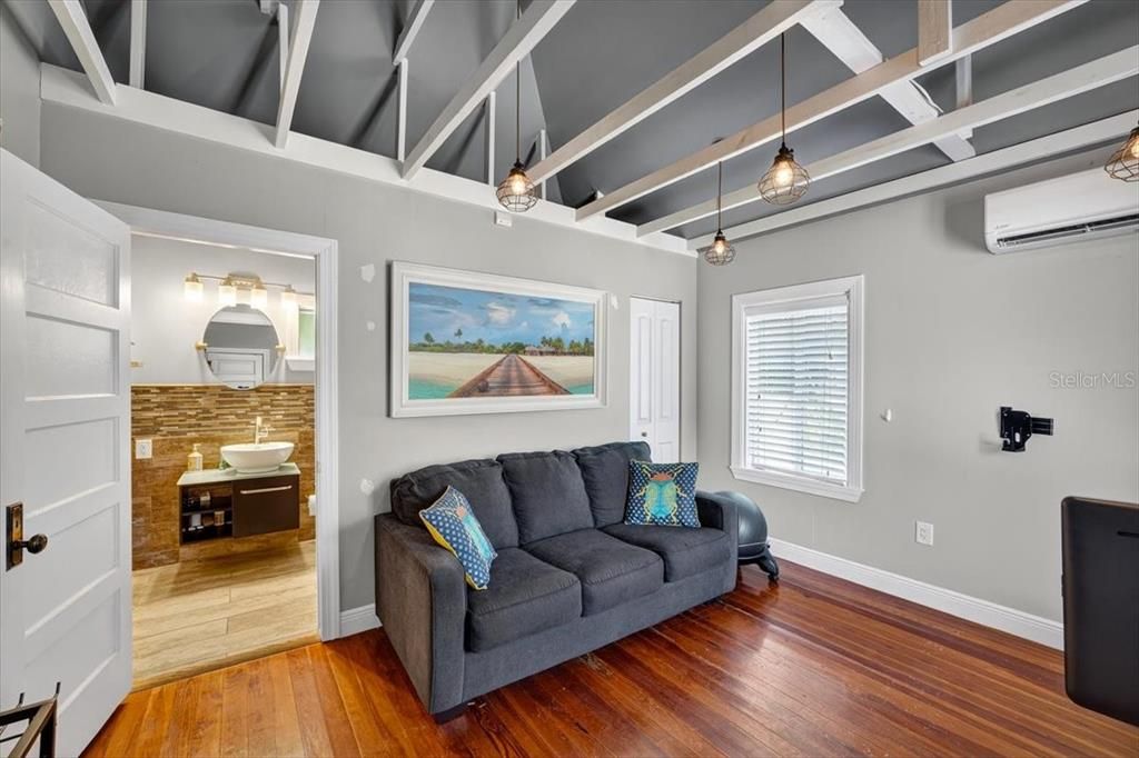 Active With Contract: $895,000 (6 beds, 5 baths, 3603 Square Feet)