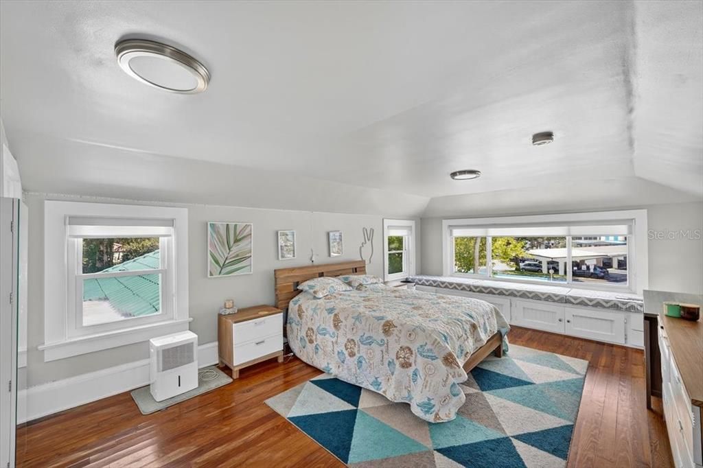 Active With Contract: $895,000 (6 beds, 5 baths, 3603 Square Feet)