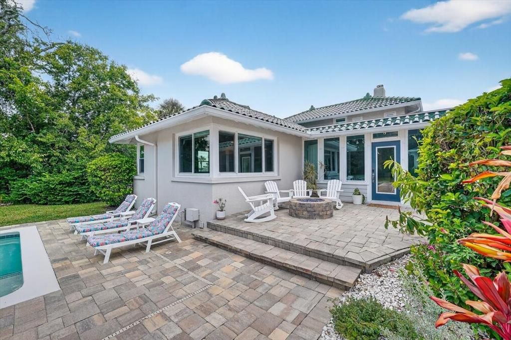 Active With Contract: $895,000 (6 beds, 5 baths, 3603 Square Feet)