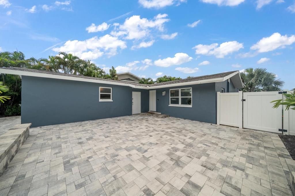 For Sale: $950,000 (2 beds, 2 baths, 1351 Square Feet)