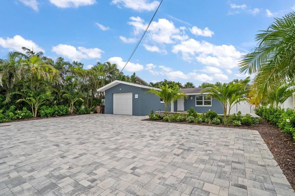 For Sale: $950,000 (2 beds, 2 baths, 1351 Square Feet)