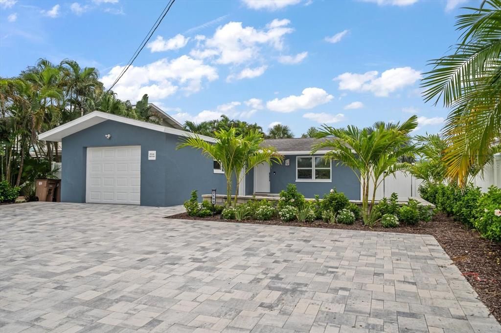 For Sale: $950,000 (2 beds, 2 baths, 1351 Square Feet)