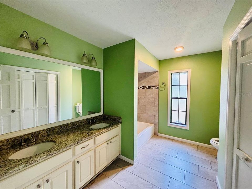 合同活跃: $579,000 (4 贝兹, 3 浴室, 2752 平方英尺)