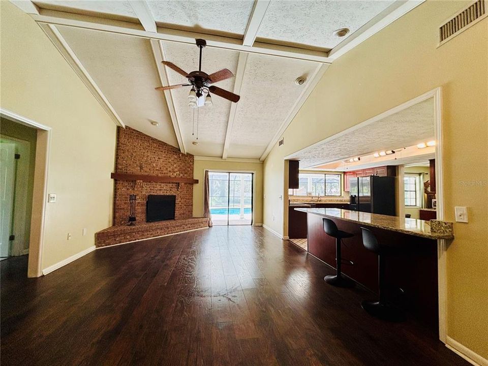 合同活跃: $579,000 (4 贝兹, 3 浴室, 2752 平方英尺)