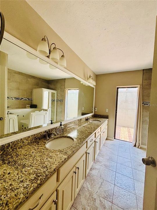 合同活跃: $579,000 (4 贝兹, 3 浴室, 2752 平方英尺)