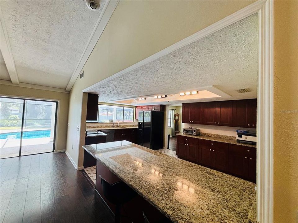 合同活跃: $579,000 (4 贝兹, 3 浴室, 2752 平方英尺)