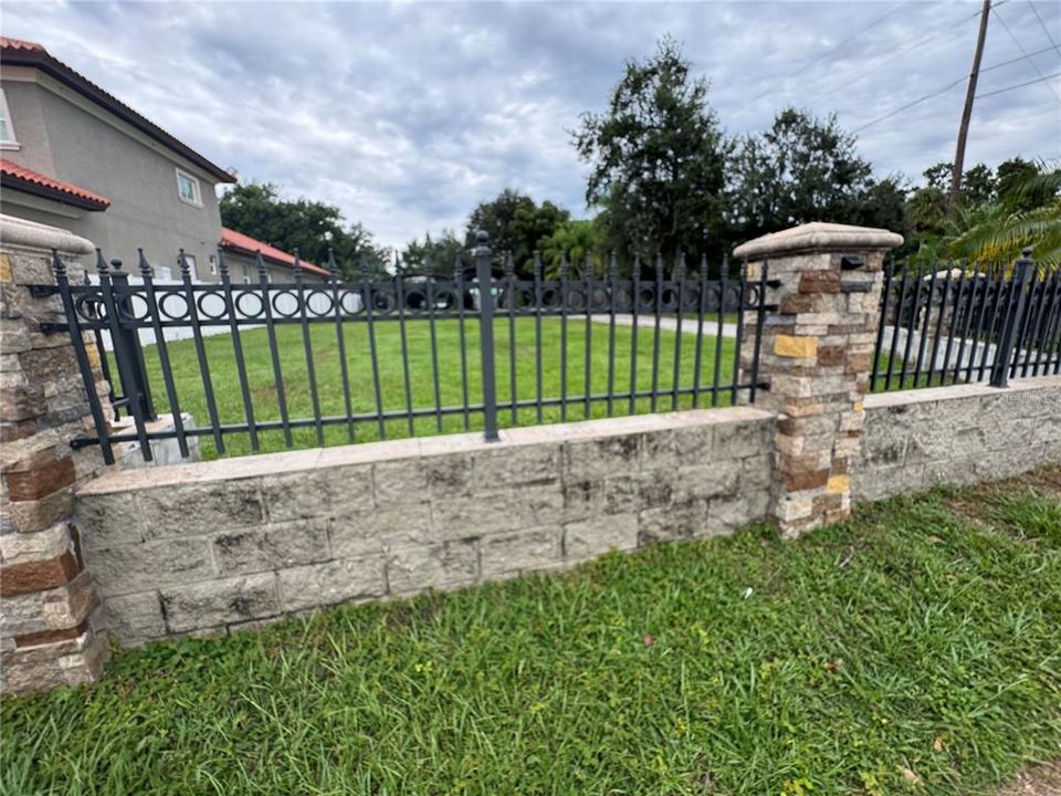 待售: $350,000 (0.32 acres)