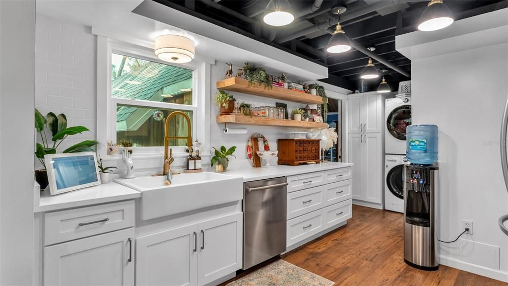 Active With Contract: $465,000 (3 beds, 2 baths, 2368 Square Feet)