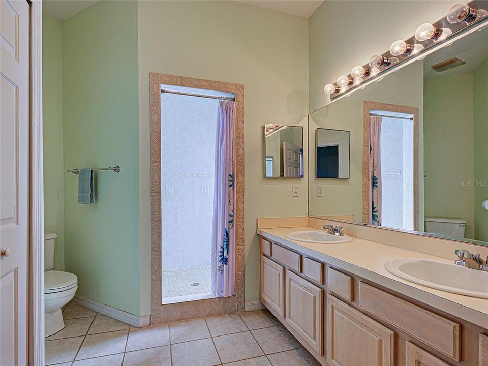 待售: $340,000 (2 贝兹, 2 浴室, 1165 平方英尺)